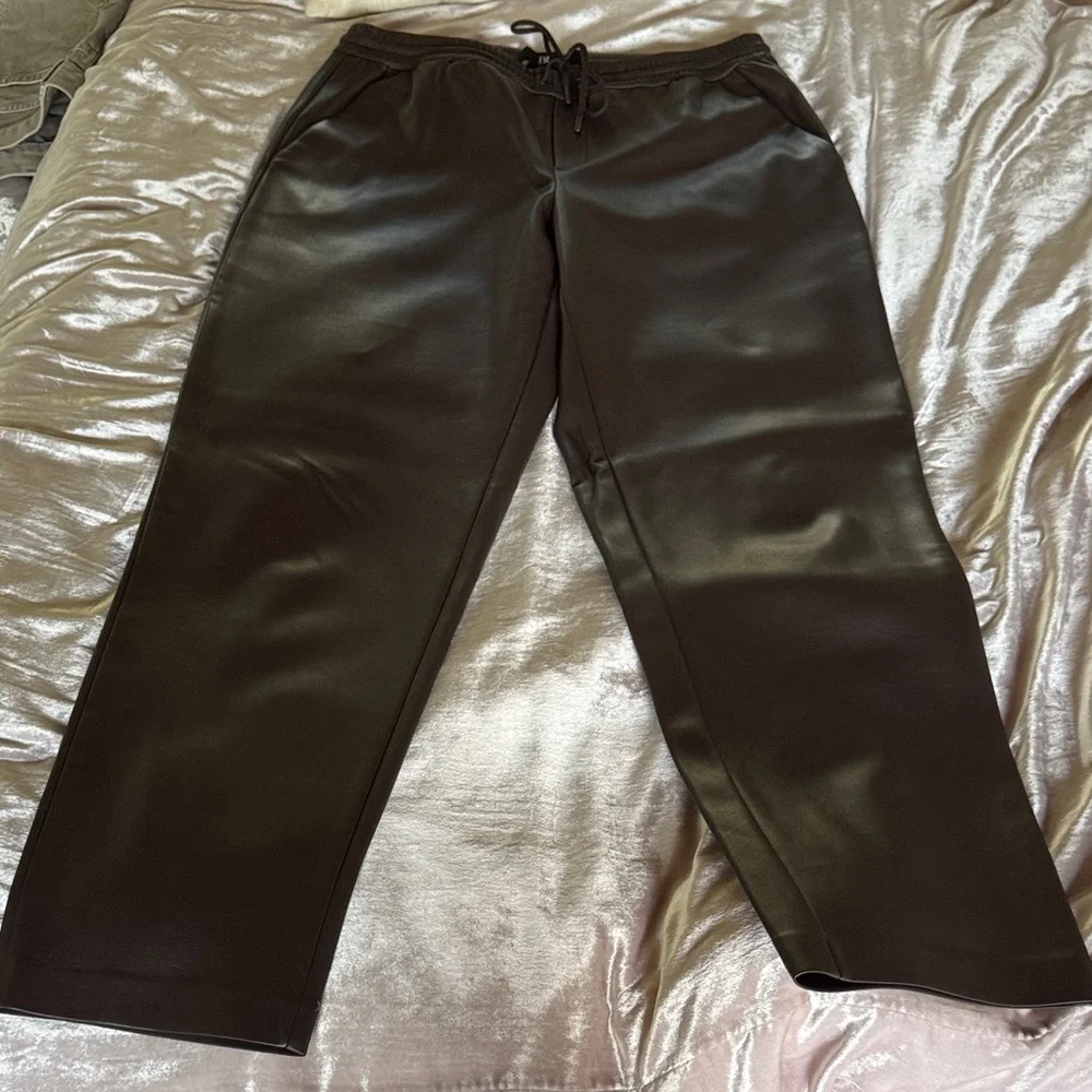 Banana Republic Womens Slim Vegan Leather Jogger | Black Size Medium - Picture 3 of 6